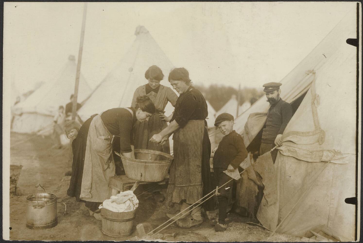 Belgische vluchtelingen, ondergebracht in een tentenkamp, doen de was, NA, collectie Eerste Wereldoorlog