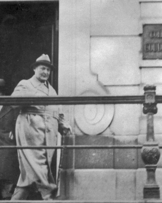 Herman Göring verlaat het pand van kunsthandelaar Jacques Goudstikker in 1941