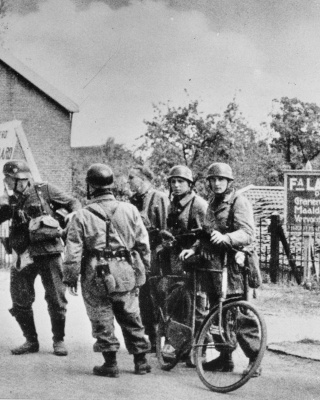 Duitse parachutisten en soldaten bij vliegveld Rotterdam Waalhaven, mei 1940