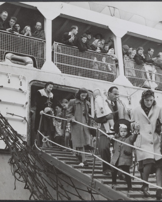 Nederlandse emigranten verlaten het schip bij aankomst in Australië, 1951