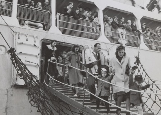 Nederlandse emigranten verlaten het schip bij aankomst in Australië