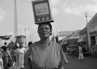 De drijvende markt Willemstad, Curaçao, 1947 (foto: Willem van de Poll)