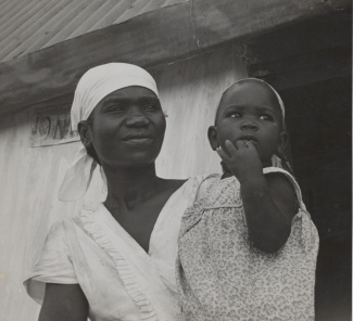 Curaçaose vrouw met kind op de arm (foto: Willem van de Poll, 1951)
