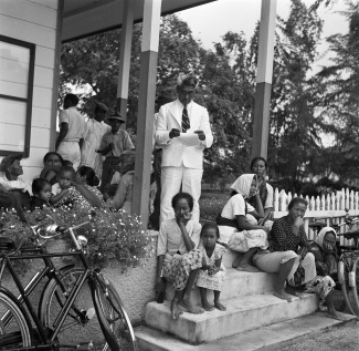De districtssecretaris van Nickerie tijdens het spreekuur in Nieuw-Nickerie, 1947 (foto: Willem van de Poll)