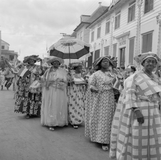 Vrouwen in Paramaribo bij bezoek Koningin Juliana, 1955 (foto: Willem van de Poll)