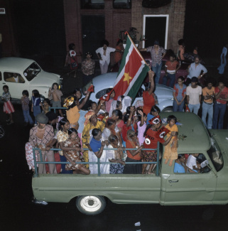 Feestende Surinamers op vrachtauto, 1975 (foto: Bert Verhoeff)